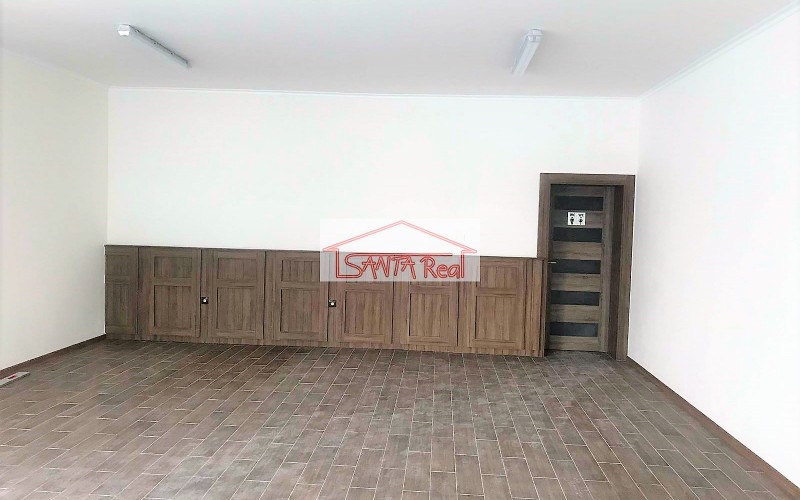 Prenájom obchodných priestorov v centre mesta na pešej zóne, Levice