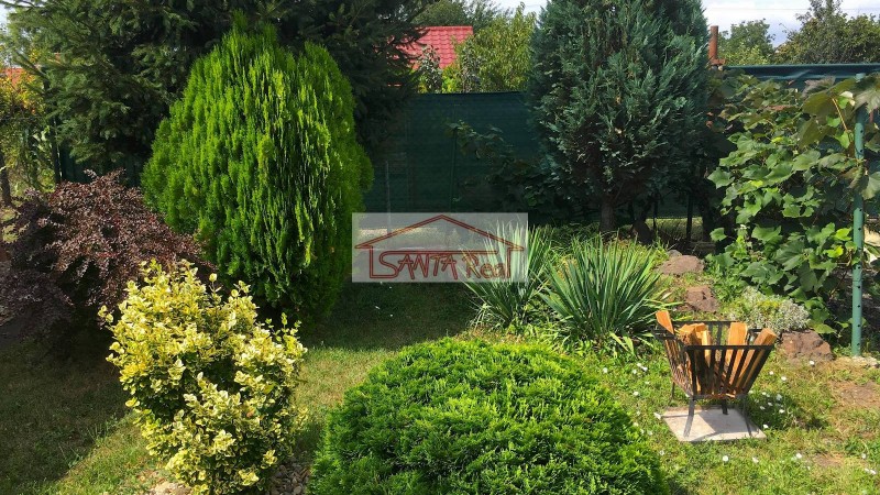 Krásna záhradka s rekreačným domčekom priamo v Leviciach