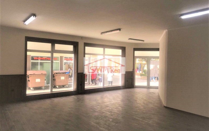 Prenájom obchodných priestorov v centre mesta na pešej zóne, Levice