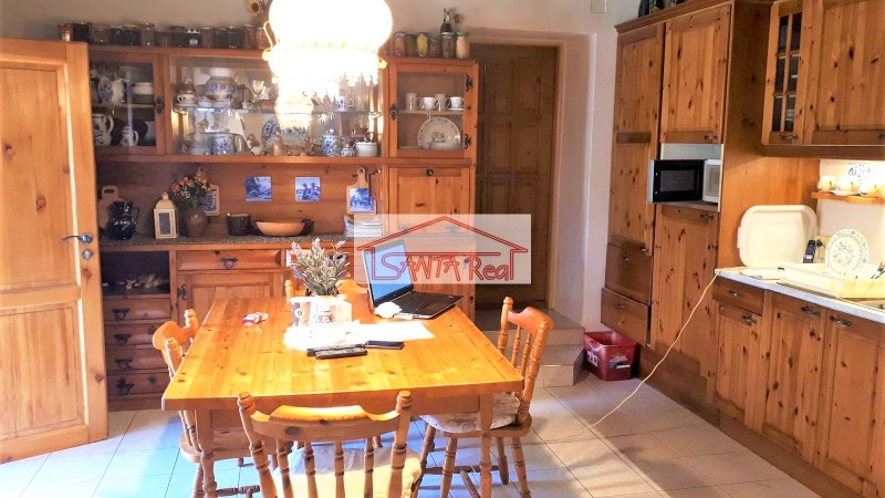 RODINNÝ DOM - VEĽKÝ ĎUR S NEZVYČAJNOU TRSTINOVOU STRECHOU